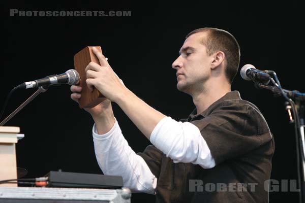 FEIST - 2005-08-26 - SAINT CLOUD - Domaine National - Scene de la Cascade - 